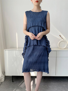 Robe Gilet Plissée Unie Tissée Longueur Genou PY pour Femme, Nouveau Style Été 2026 avec Design Distinctif - Product Image 1