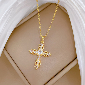 Lussuosa Collana con Diamanti e Ciondolo a Croce con Cuore Traforato, Stile Nobile ed Elegante, Collana con Zirconi - Product Image 3