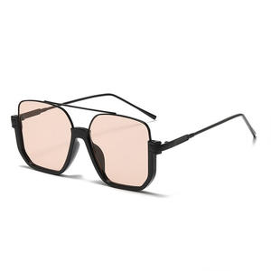 Gafas de sol cuadradas con montura negra para mujer, protección UV400, lentes de té, gafas de sol de estilo callejero a la moda - Product Image 1