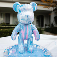 Ours fluide pour le versement de peinture