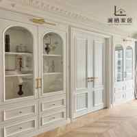 Armoire Shaker blanche classique moderne avec tiroirs et poignées métalliques, meubles sur mesure pour les maisons américaines