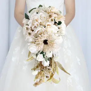 西式户外婚礼仿真向日葵新娘水滴瀑布捧着一束鲜花拍照