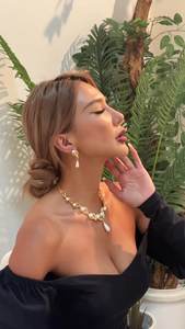 Ensemble de bijoux de mariée romantique en perles de champagne avec boucles d'oreilles et collier en acier inoxydable plaqué or en forme de goutte d'eau pour la mariée moderne - Product Image 4