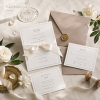 Ensemble d'invitations de mariage personnalisées minimalistes de luxe, carte ivoire avec nœud papillon, enveloppe taupe et RSVP assorti