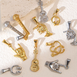 La Galerie de la Musique |   Pendentifs en acier inoxydable plaqué or 18 carats PVD, pendentifs d'instruments de musique |   Microphone de guitare, breloque pour casque - Product Image 4