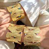 Nouvel ensemble de bijoux de mode plaqué or texturé, avec zircon cubique coloré, comprenant un bracelet jonc large et imposant et une bague, pour mariage et anniversaire