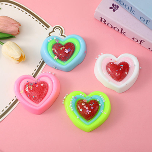 Juguete Sensorial Antiestrés de TPR Suave en Forma de Corazón de Arcoíris Rojo, Lindo y Agradable para Niños de 5 a 14 Años - Product Image 1