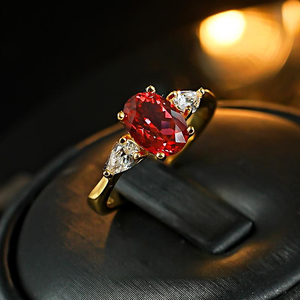 Classic Three Stone 1.5ct Pigeon Blood Red Full Fire Color 925 Juego de anillos chapados en oro y plata con encanto versátil - Product Image 2