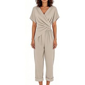 ชุดเซ็ต 2 ชิ้นสำหรับผู้หญิง - เสื้อคอวีแขนสั้นและกางเกงขาสั้นจั๊มปลายขาแฟชั่น - Product Image 6