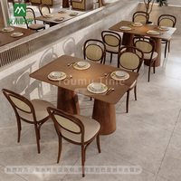 Ensemble de meubles commerciaux de style asiatique du Sud-Est moderne, tables basses en bois, chaises en rotin et canapé banquette pour café et restaurant