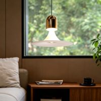 Luminaire suspendu LED moderne et élégant de style parapluie, corps blanc avec accents dorés, hauteur réglable, lumière blanc chaud 3000K