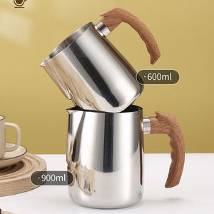 Pichet <span class=keywords><strong>à</strong></span> mousse de <span class=keywords><strong>lait</strong></span> en acier inoxydable 304 avec poignée en bois et échelle graduée pour l'art du latte, l'espresso et le cappuccino - Product Image 4