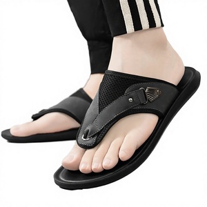 รองเท้าแตะผู้ชายไซส์ใหญ่ ระบายอากาศได้ดี สไตล์ยุโรป-อเมริกัน แฟชั่นฤดูร้อน กันลื่น ใส่สบายๆ สำหรับกิจกรรมกลางแจ้ง พื้นยางสีพื้น - Product Image 3