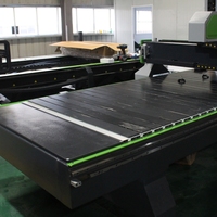 Machine de gravure CNC à trois axes de haute précision Jinan Mingxing 1325, adaptée au travail du bois et à la gravure.