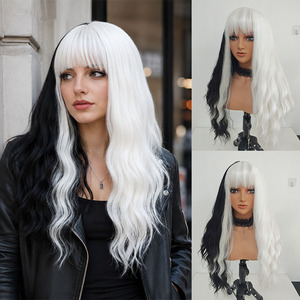 Perruque synthétique noire et blanche longue, ondulée, bouclée, <span class=keywords><strong>avec</strong></span> <span class=keywords><strong>frange</strong></span>, résistante à la chaleur, en fibre haute température, <span class=keywords><strong>avec</strong></span> racine naturelle, directement de l'usine - Product Image 4