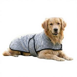 Abrigo de Forro Polar Gris Plegable, Ligero y de Alta Calidad para Perros, Chaqueta de Invierno para Mascotas con Patrón en Relieve, Suave, Cálido y Cómodo - Product Image 1