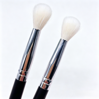 Pinceau de maquillage professionnel en bois à poils en nylon effilés pour estomper le correcteur, les fards à paupières et la poudre, pour les yeux et le visage