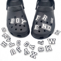 Breloques de chaussures en gros, lettres et chiffres de dessins animés, breloques alphabétiques en caoutchouc PVC souple pour sabots, décorations et accessoires de chaussures