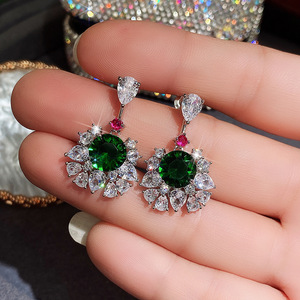 Orecchini pendenti in pietra verde per donna, eleganti gioielli vintage scintillanti per le orecchie - Product Image 2