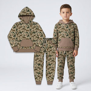 Ensemble deux pièces pour enfants : sweat à capuche color block et pantalon de jogging imprimé camouflage – Collection automne - Product Image 1