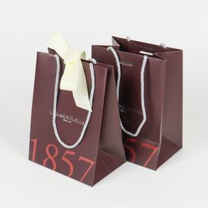 Bolsas de Papel de Lujo Personalizadas y Ecológicas Crown Win para Empaque de Almohadas, con Cinta Laminada y Cordón - Compras al por Menor y para Llevar - Product Image 6