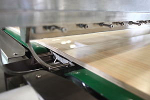 Bordo <span class=keywords><strong>di</strong></span> carpenteria 1300-2500mm larghezza <span class=keywords><strong>di</strong></span> lavoro superficie MDF con macchina <span class=keywords><strong>di</strong></span> rivestimento per tende effetto specchio lucido <span class=keywords><strong>lavori</strong></span> in legno - Product Image 5