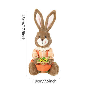 Ensemble de décorations de Pâques : Lapin en peluche assis marron moelleux avec panier de carottes et fleurs pour la maison ou comme cadeau - Product Image 4