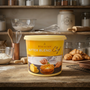 Beurre à tartiner semi-moldeux aux saveurs fruitées de qualité supérieure dans un bocal en verre avec pain tranché et couteau pour le service et la cuisson - Product Image 2