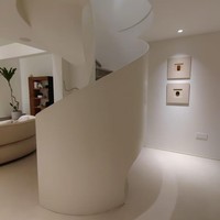 Escalier moderne en acier et bois, personnalisable, à bordures douces et courbes, avec un design durable, courbes fluides pour un intérieur harmonieux, pour une utilisation en intérieur dans une villa