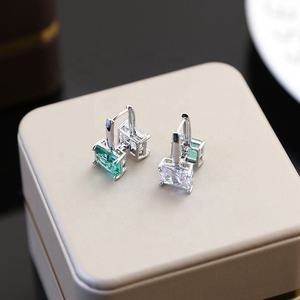 Boucles d'oreilles à clous pour femmes, style européen américain, luxe haut de gamme, tempérament polyvalent, avec zircon, pour les mondaines - Vente en gros - Product Image 3