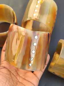 Brazaletes de cuerno de búfalo naturales ecológicos modernos para damas, accesorios de moda elegantes y únicos hechos a mano - Product Image 4