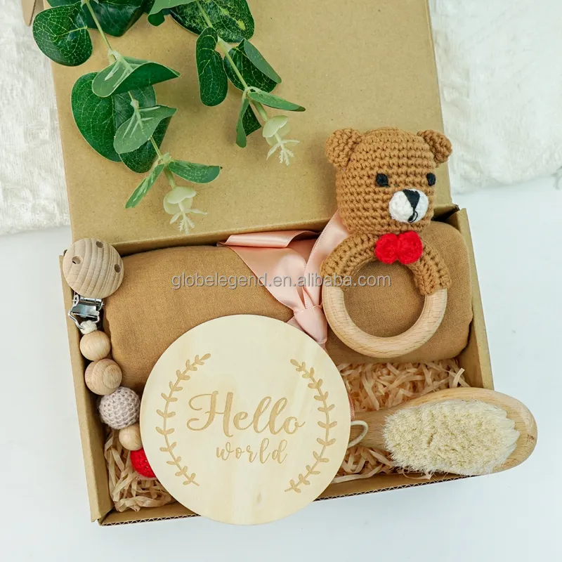 Confezione regalo neonato Set regalo per bambini carte per la crescita in legno coperta in mussola di cotone bavaglino all'uncinetto orso sonagli Set di giocattoli per massaggiagengive