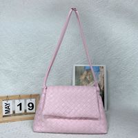 Sac à rabat rétro européen et américain en PU tissé à la main, design minimaliste et polyvalent, sac bandoulière léger pour femme