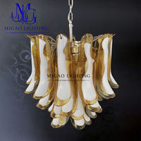 Lustre médiéval français à pétales superposés, en verre de Murano fait main, dégradé ambre-blanc, avec chaîne métallique, pour salle à manger de villa