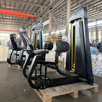 Machine à abductions de la hanche de qualité professionnelle, conçue avec précision, dotée d'un système de poulies interne fluide et d'une structure en acier, pour usage en salle de sport intérieure.