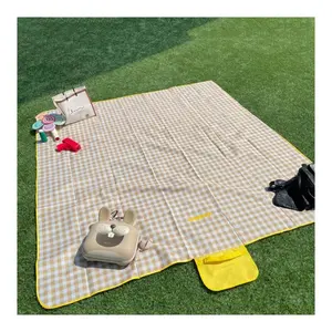 Karpet piknik tahan air berkemah bermotif Logo kustom lipat Pvc kain Oxford tebal portabel luar ruangan