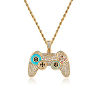 Pendentif Manette de Jeu Doré Sertie de Micro-Pavés de Strass et d'Accents en Émail Coloré