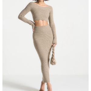 Die 2-teilige Strick-Lounge für Damen setzt einen schulter gestrickten Crop-Top-Maxirock mit abgewinkelter Taille ab - Product Image 2
