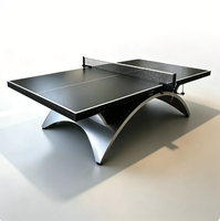 Table de tennis de table sculpturale à base arquée avec filet à fixation par pince, surface mate anti-reflet et pieds de nivellement pour club et salon intérieurs