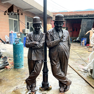 QUYANG exterior decorativo hombres reales escultura de cobre tamaño <span class=keywords><strong>real</strong></span> famoso comediante <span class=keywords><strong>Laurel</strong></span> y Hardy escultura de bronce - Product Image 1