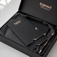 Pochette en papier noir mat imprimée sur mesure avec logo doré et encoche découpée pour les commandes de marques de détail