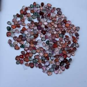 Espinela birmana natural caliente bellamente cortada disponible en piedras preciosas de espinela birmana natural en forma de corazón multicolor - Product Image 2