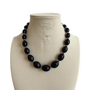 Collier en résine noire perlée, forme ovale, fait main, bijou fantaisie, pièce maîtresse, artisanat en résine - Product Image 1
