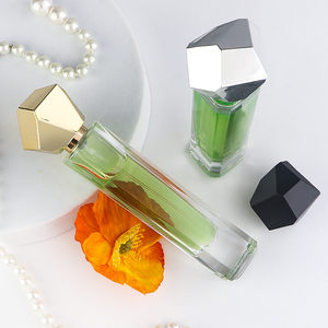 Flacon <span class=keywords><strong>de</strong></span> <span class=keywords><strong>parfum</strong></span> vide haut <span class=keywords><strong>de</strong></span> gamme en verre transparent <span class=keywords><strong>de</strong></span> 30 ml, forme carrée épurée avec buse pulvérisatrice et capuchon irrégulier multi-facettes - Product Image 2