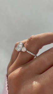 Trilogie de coussin en or massif 18 carats à la mode exclusive avec bagues de promesse faites à la main en diamant cultivé en laboratoire pour femmes en gros - Product Image 5