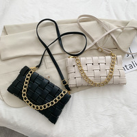 Sac bandoulière asymétrique tendance à porter sous le bras