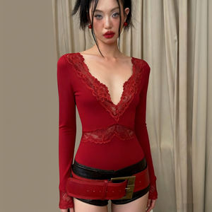 Vente en gros de hauts en maille à col en V respirants, sexy et féminins, de couleur rouge unie, avec bordure en dentelle et pli à la taille, manches longues élégantes - Product Image 3