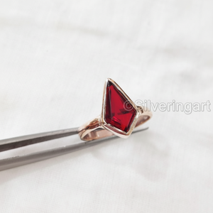 Anillo de mujer, granate Natural piedra preciosa, piedra natal de enero, regalo de Navidad mínimo delicado, anillo pequeño, joyería, anillo de Plata de Ley 925 - Product Image 1