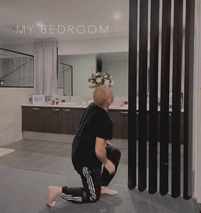 Divisorio Moderno e Semplice per Soggiorno con Listelli in Legno WPC PVC, Schermo a Pali in Materiale Simil Bambù, Design di Tendenza per Decorazione Parete d'Ingresso - Product Image 1