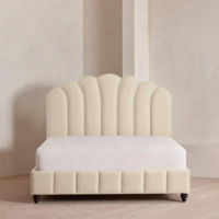 Lit plateforme King Size en lin crème français avec tête de lit festonnée et capitonnée, pieds tournés, cadre de lit pour chambre à coucher, mobilier de maison